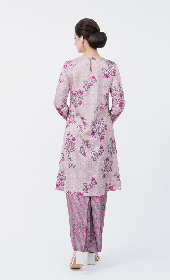 Hana Kurung in Dusty Pink