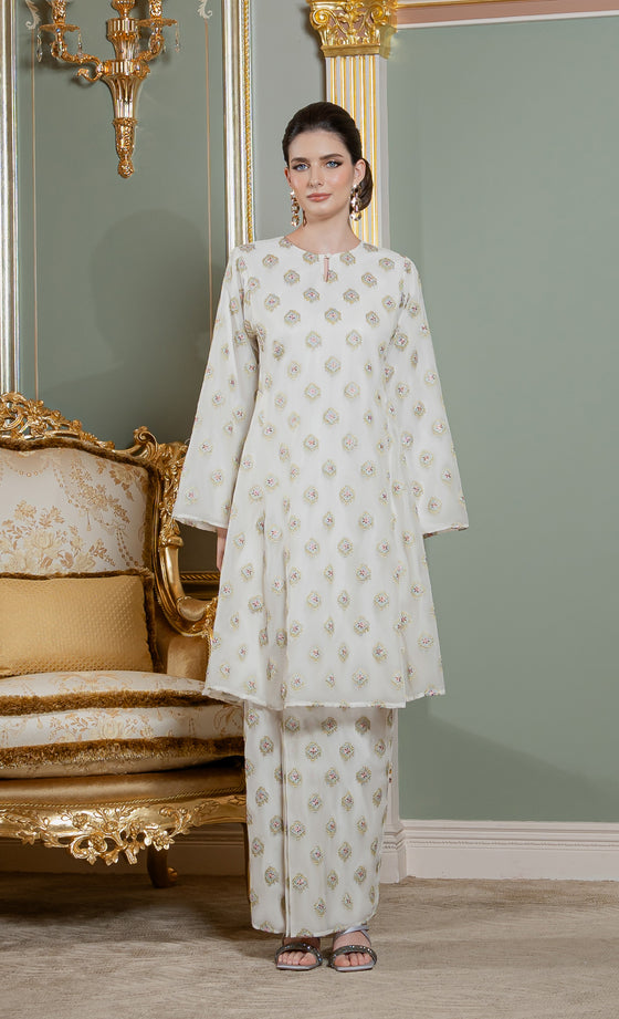 Gracia Kurung Riau in Brilliant White