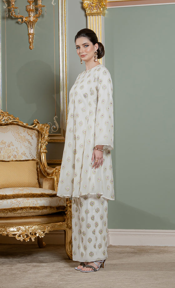 Gracia Kurung Riau in Brilliant White