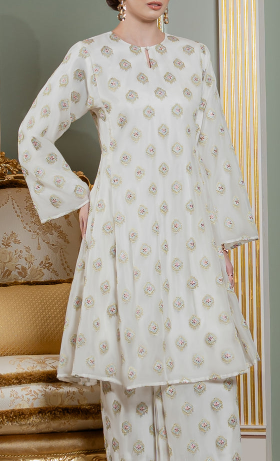 Gracia Kurung Riau in Brilliant White