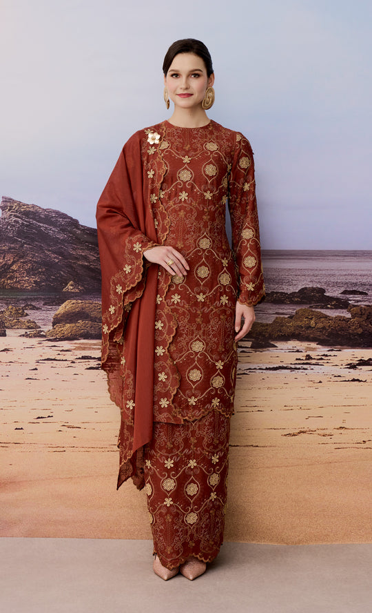 Aura Kurung in Rust Brown
