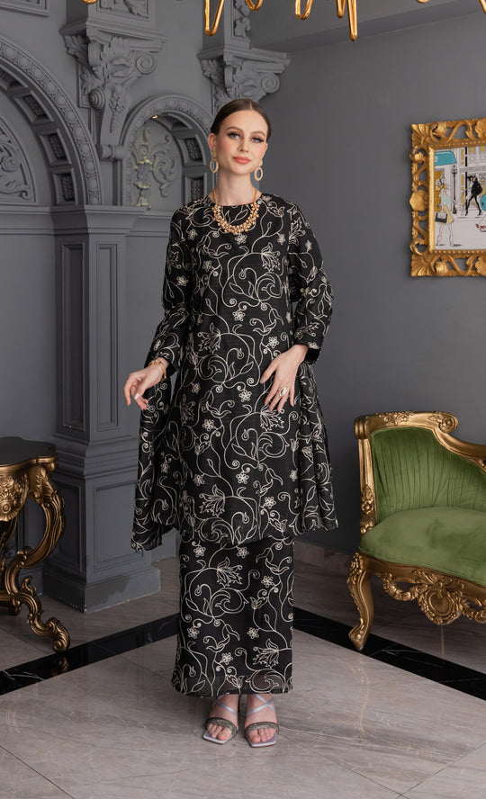 Stellar Kurung in Jet Black