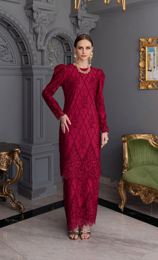 Finesse Kurung in Maroon