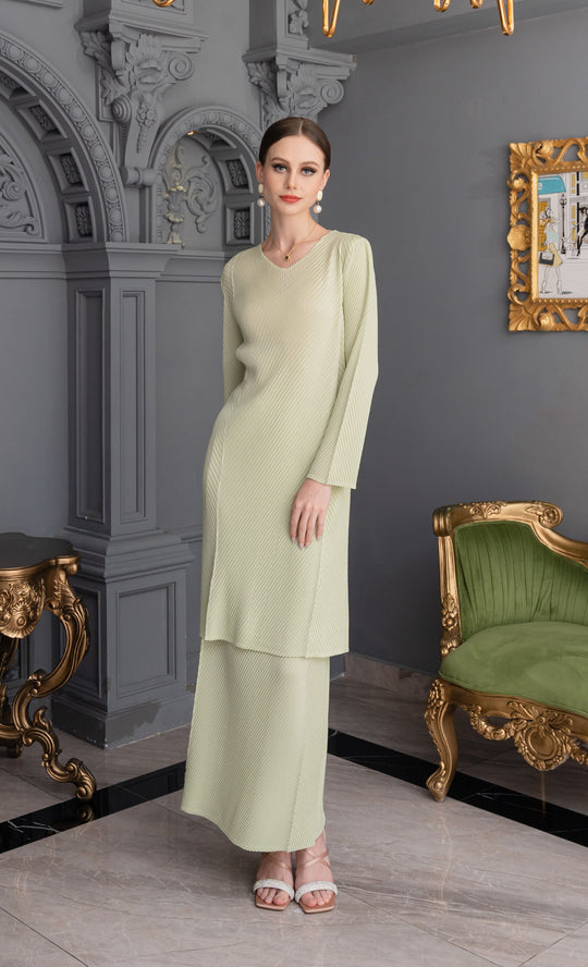 Miss Classy Kurung in Plissè Meadow Green