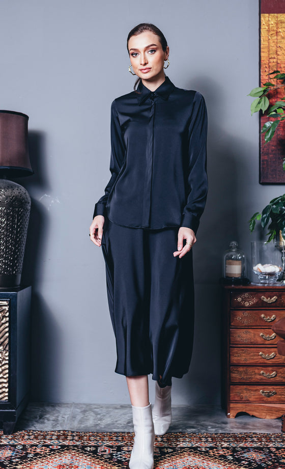 Daphne Satin Skirt in Black – LARNEY